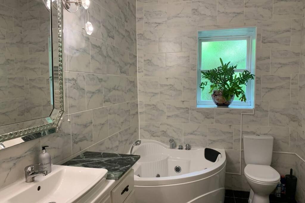 Luxurious Apartment In Historic Mansion - Sleeps 7 Ladock 외부 사진